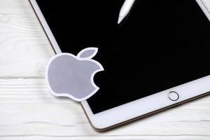 kharkiv, ukraine - 27 janvier 2021 tout nouvel ipad apple et crayon apple et logo gris de l'entreprise sur fond blanc. Apple Inc. est une entreprise technologique américaine