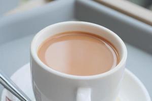gros plan d'une tasse de thé au lait sur la table photo
