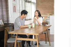 jeune couple asiatique souriant prenant son petit déjeuner sur la table le matin, concept de famille. photo