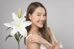 portrait d'une belle femme asiatique sur fond blanc studio, soins de la peau et concept de beauté photo