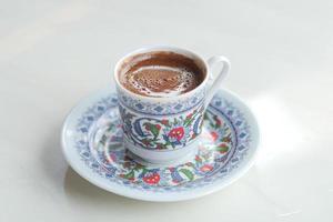 une tasse de café turc sur la table en plein air photo