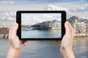 touriste prenant une photo du pont louis-philippe