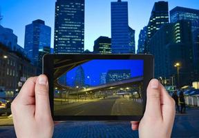 touriste prenant une photo de la ville de new york la nuit