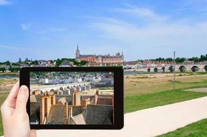 Touriste prenant une photo de la ville de Gien, France