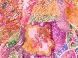 feuilles et fleurs abstraites sur batik violet rose photo