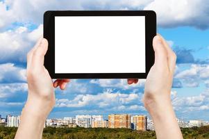tablet pc et skyline avec nuages bleus photo