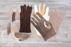 ensemble de détails pour la production de gants sur table photo