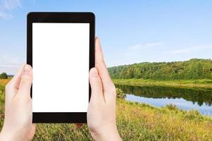 photo d'herbe verte sur la berge en été