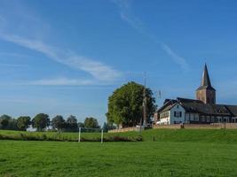 village de grieth au bord du rhin photo