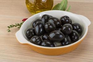 olives noires sur bois photo