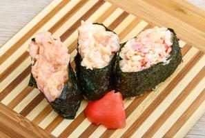 sushi gunkan sur bois photo