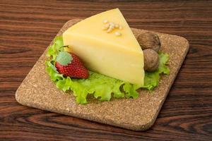 fromage parmesan sur bois photo