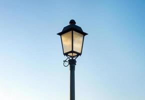 photo d'un réverbère de style ancien contre un ciel bleu clair