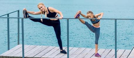 une mère heureuse sportive fait de l'exercice avec sa petite fille photo