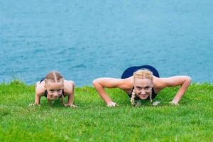 petite ceinture et femme font des exercices photo