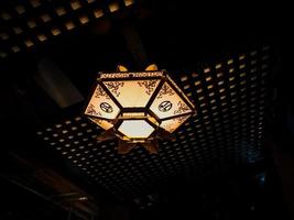 shizuoka, japon, 7 décembre 2019 lumière vintage suspendue dans la chambre photo