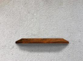 étagères en bois vintage sur fond de texture de mur en béton avec un tracé de détourage. vierge pour la conception photo