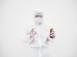 portrait d'un médecin ou d'un scientifique en uniforme de suite epi tenant une bouteille en plastique avec un produit de soin de la peau. concept covid-19 isolé fond blanc photo