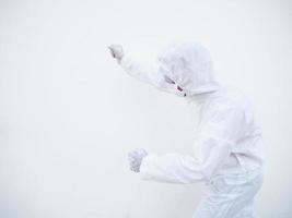 médecin ou scientifique asiatique en uniforme de suite ppe montrant le poing fermé pour frapper quelque chose pour le texte ou la conception sur fond blanc. concept de coronavirus ou covid-19 photo