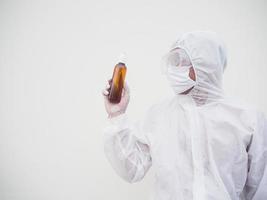 portrait d'un médecin ou d'un scientifique en uniforme de suite epi tenant une bouteille en plastique avec un produit de soin de la peau. concept covid-19 isolé fond blanc photo