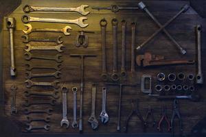 bannière d'outils à main assortis sur bois pour la rénovation, le bricolage, le bâtiment et la construction ou le travail du bois photo