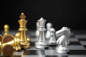 idées de stratégie et de planification d'entreprise. le roi d'or d'échecs fait face à la reine d'argent sur le plateau. photo