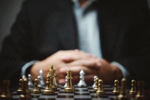 planification stratégique et idée d'entreprise de réussite des objectifs. homme d'affaires regardant les échecs au tableau.