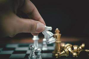 idées de stratégie et de planification d'entreprise. cheval d'échecs argent sur le plateau. photo