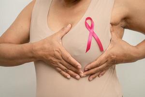 cancer du sein, ruban rose chez une dame âgée asiatique pour soutenir la sensibilisation, symbole de la journée mondiale du cancer du sein. photo