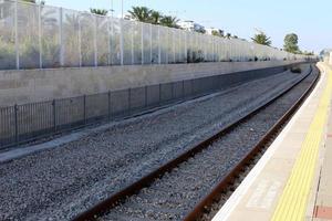 voies ferrées et wagons de chemin de fer en israël. photo