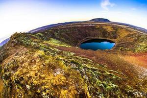 kerith ou kerid, un lac de cratère volcanique situé dans la région de grimsnes dans le sud de l'islande, le long du cercle d'or photo