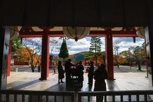 kurama, préfecture de kyoto, kansai, japon - 21 novembre 2019 - les touristes visitent le hall principal de kurama-dera, un temple situé au pied du mont kurama dans l'extrême nord de kyoto photo