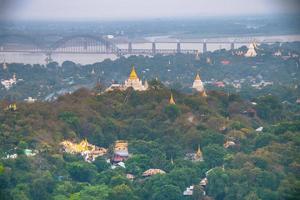 Sagaing Hill avec de nombreuses pagodes et monastères bouddhistes sur la rivière Irrawaddy, Sagaing, Myanmar photo