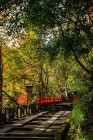 scène d'automne de kurama-dera, un temple situé au pied du mont kurama dans l'extrême nord de la préfecture de kyoto, kansai, japon photo