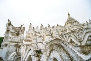 pagode hsinbyume, ou pagode myatheindan, pagode blanche calquée sur la description physique de la montagne mythologique bouddhiste, mont meru, située sur la rive ouest de la rivière irrawaddy, mingun, sagaing photo