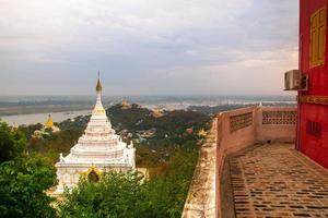Sagaing Hill avec de nombreuses pagodes et monastères bouddhistes sur la rivière Irrawaddy, Sagaing, Myanmar photo