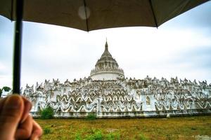 pagode hsinbyume, ou pagode myatheindan, pagode blanche calquée sur la description physique de la montagne mythologique bouddhiste, mont meru, située sur la rive ouest de la rivière irrawaddy, mingun, sagaing photo