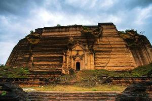 Mingun pahtodawgyi, un stupa de monument incomplet à Mingun, région de Sagaing, Myanmar photo