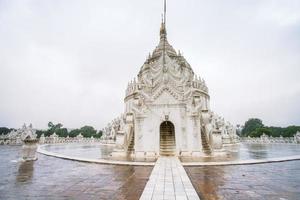 pagode hsinbyume, ou pagode myatheindan, pagode blanche inspirée de la description physique de la montagne mythologique bouddhiste, mont meru, située sur la rive ouest de la rivière irrawaddy, mingun, sagaing photo