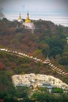 Sagaing Hill avec de nombreuses pagodes et monastères bouddhistes sur la rivière Irrawaddy, Sagaing, Myanmar photo