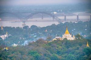 Sagaing Hill avec de nombreuses pagodes et monastères bouddhistes sur la rivière Irrawaddy, Sagaing, Myanmar photo