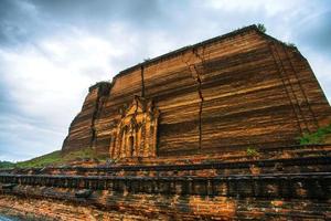 Mingun pahtodawgyi, un stupa de monument incomplet à Mingun, région de Sagaing, Myanmar photo