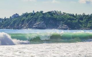 De grosses vagues de surfeurs extrêmement énormes à la plage de puerto escondido au mexique. photo