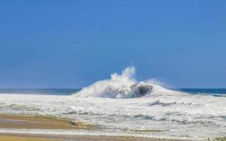 De grosses vagues de surfeurs extrêmement énormes à la plage de puerto escondido au mexique. photo