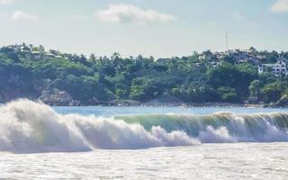 De grosses vagues de surfeurs extrêmement énormes à la plage de puerto escondido au mexique. photo