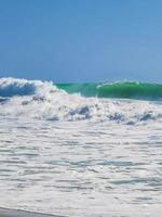 De grosses vagues de surfeurs extrêmement énormes à la plage de puerto escondido au mexique. photo