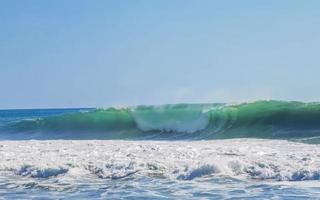 De grosses vagues de surfeurs extrêmement énormes à la plage de puerto escondido au mexique. photo