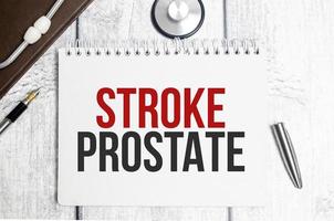 le texte de la prostate sur l'ordinateur portable à côté est un stéthoscope photo
