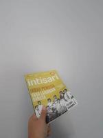 java ouest, août 2022. une main tient un magazine intisari. édition d'octobre 2021 avec pour thème l'engagement d'une jeunesse portée par la nation. photo