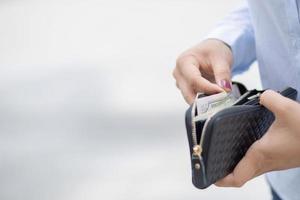 femme tenant un portefeuille de mode, elle fait ses courses dans un grand magasin. photo